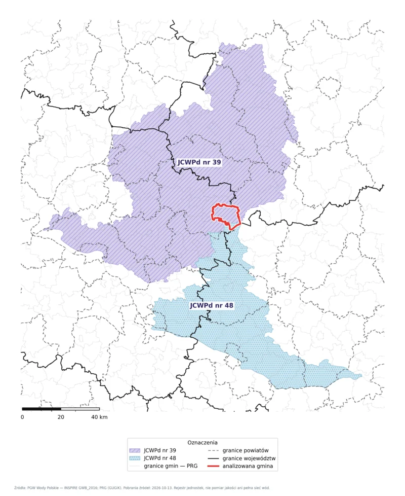 Mapa przedstawia dwie jednostki wód podziemnych zaznaczone fioletowym kreskowaniem i niebieskim kropkowaniem oraz czerwoną granicę analizowanej gminy.